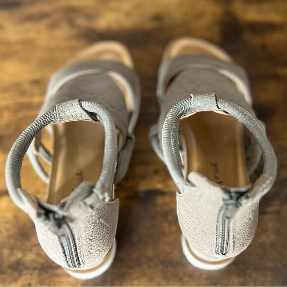 Diba True Women's Green Clover Cushioned Low Wedge Sandal in Taupe. Size 6. New! - Picture 11 of 16